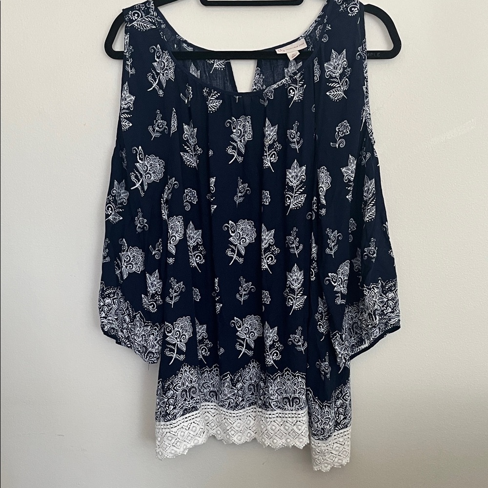 Chic Navy and White Patterned Blouse